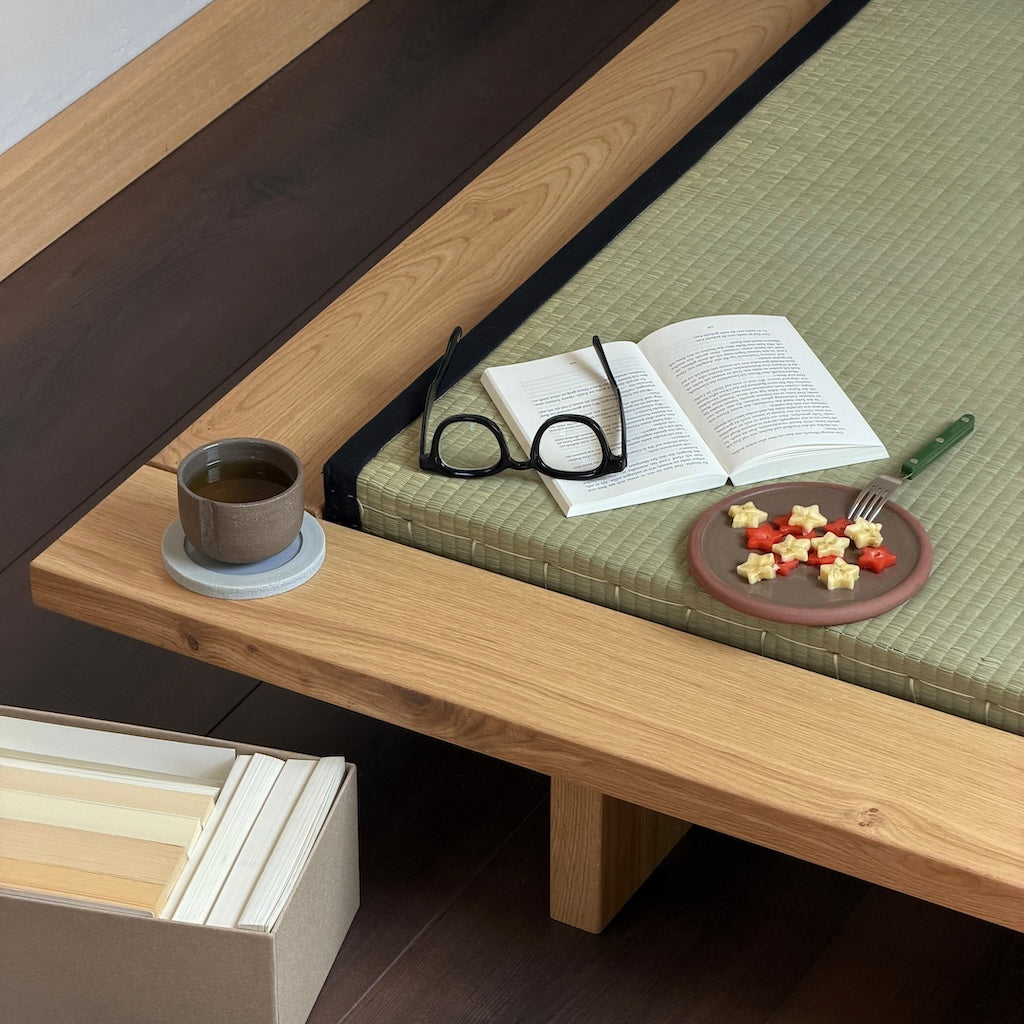 Kuvassa Tatami ja öljytty tammi Japan sänkyrunko.