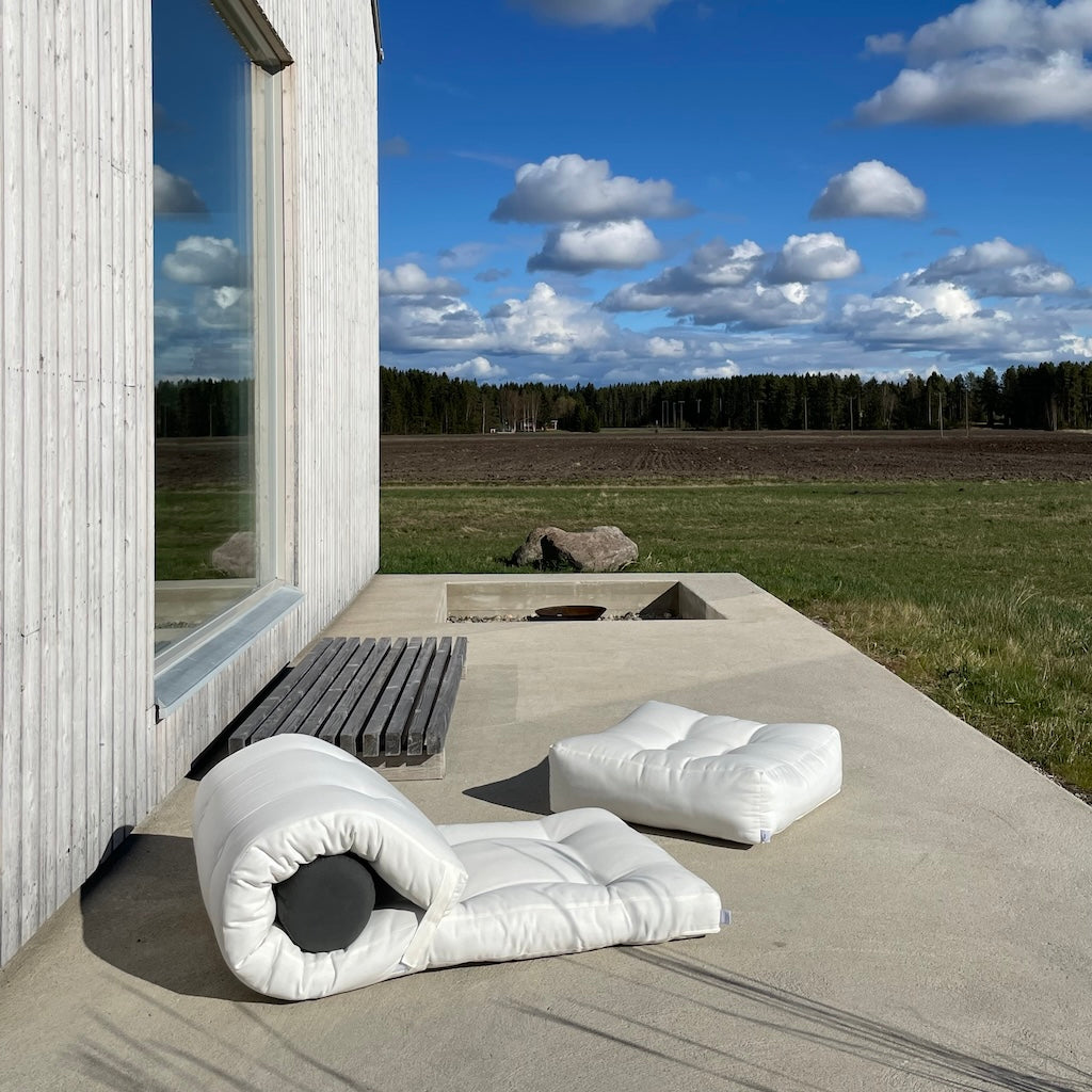 Wrap Out, kangas valkoinen. Kuvassa myös valkoinen More Pouf Out.