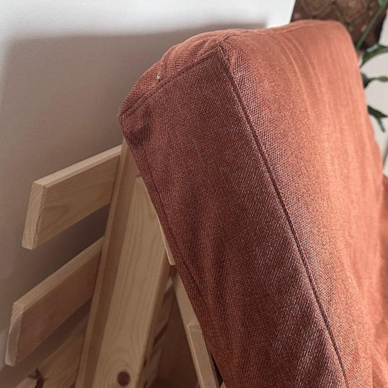 Vetoketju on irtopäällisen kahdella sivulla. Kankaan väri Terra.