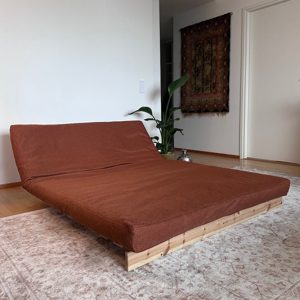 Iadera Terra irtopäällinen Roots vuodesohvan patjan päällä. Irtopäällinen peittää patjan napit.