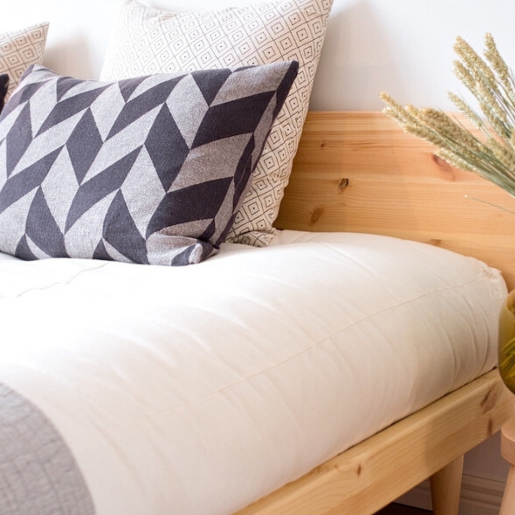 Futonpatja luonnonvalkoisella kankaalla.