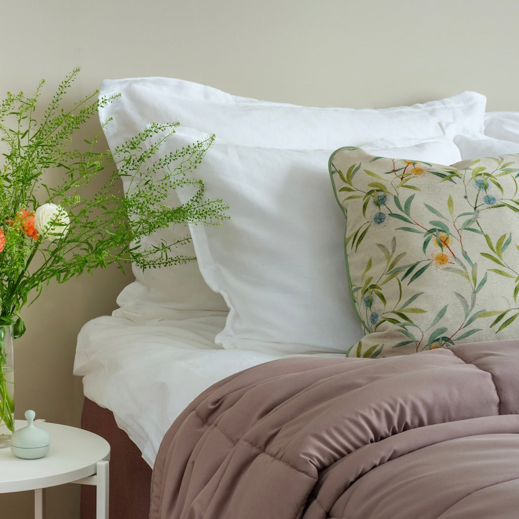 Tuohi pussilakanasetti. Kuvassa myös Tuohi tyynyliinat koossa 60 x 80 cm, jotka voi tilata erikseen.