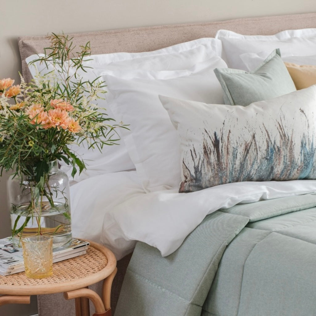 Tuohi pussilakanasetti. Kuvassa myös Tuohi tyynyliinat koossa 60 x 80 cm, jotka voi tilata erikseen.