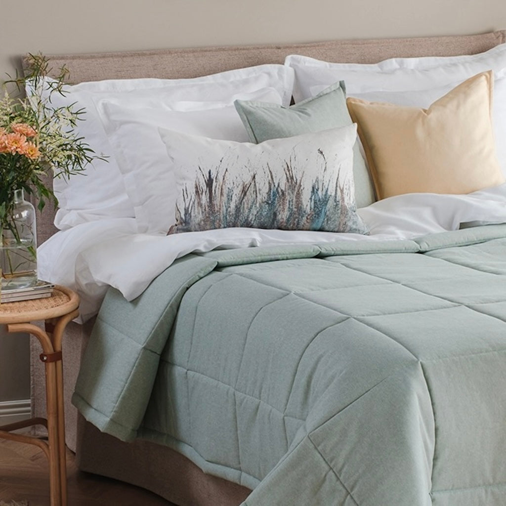 Tuohi pussilakanasetti. Kuvassa myös Tuohi tyynyliinat koossa 60x80cm, jotka voi tilata erikseen.