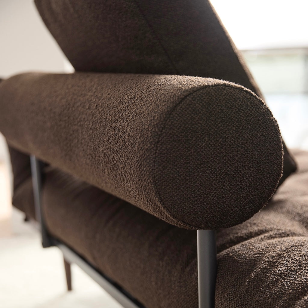 Rollo vuodesohva, jalat Styletto, kangas Taura Chocco.