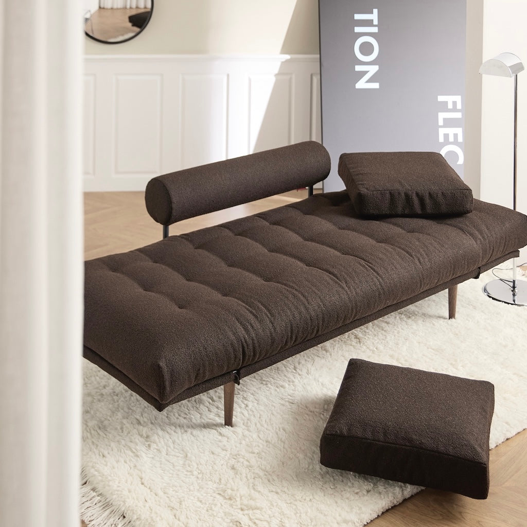 Rollo vuodesohva, jalat Styletto, kangas Taura Chocco.