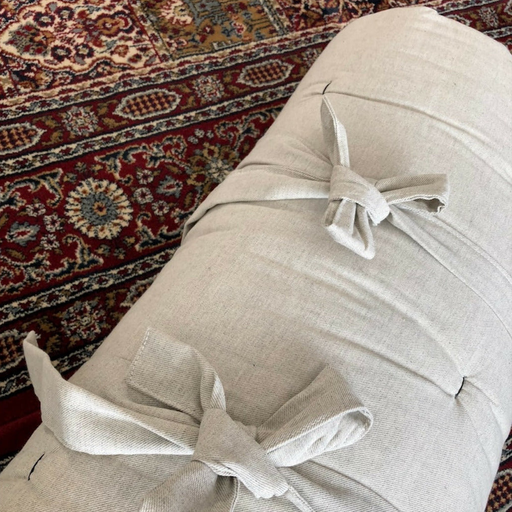 Roll futon, kangas Pellavanväinen. Roll futonissa on kaksi nauhaa, jolla sen voi sitoa rullalle.