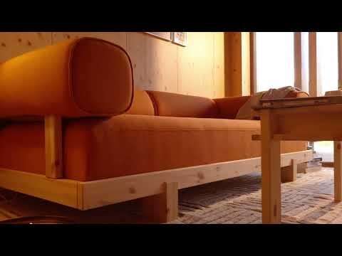 Videolla näytetään Stay sohvan muuntumista sohvasta vuoteeksi.