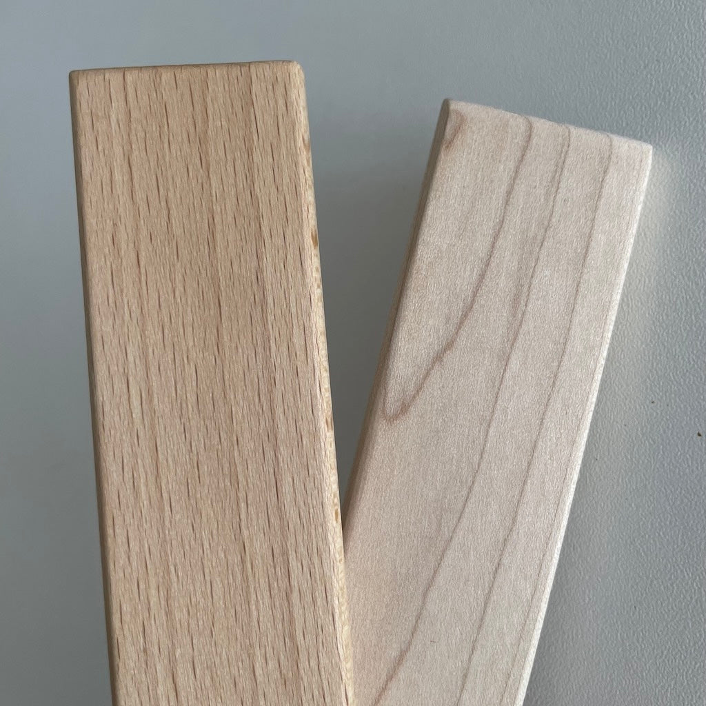 Kuvassa vasemmalla luonnonvärinen öljytty pyökki ja oikealla käsittelemätön pyökki.