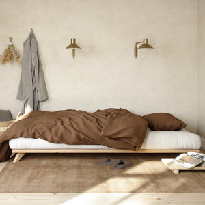 Senza sänkyrunko, koko 90x200cm, väri luonnonvärinen. Kuvassa myös luonnonvalkoinen futonpatja.