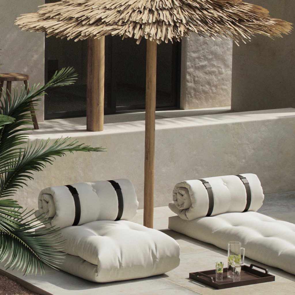 Buckle Up Out tuoli, kangas White. Kuvassa kaksi tuolia.