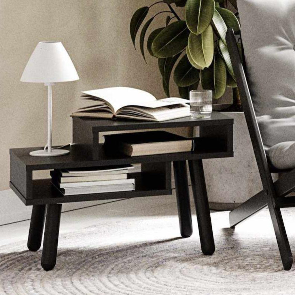 Hako pöytä, musta. Kuvassa myös Boogie-tuoli.