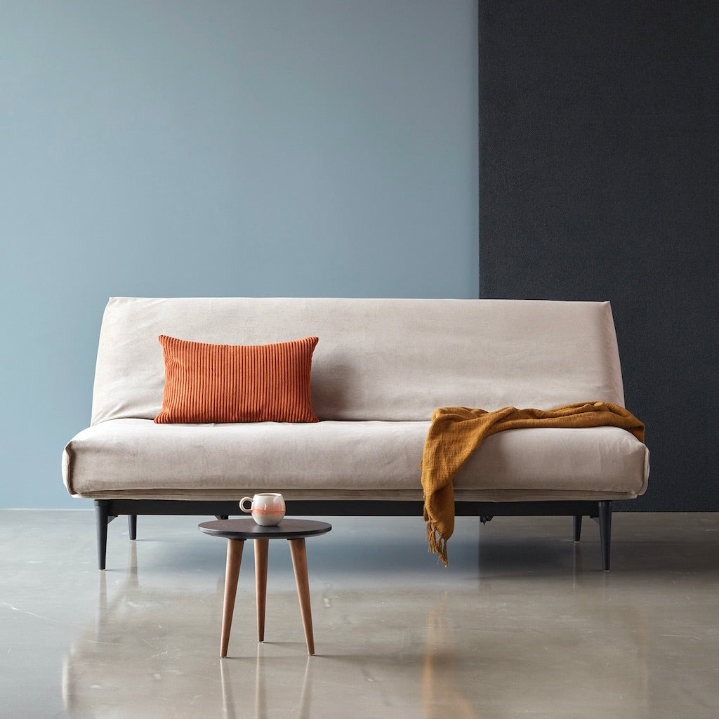 Colpus vuodesohvapaketti, kangas Cordufine Beige. Kuvassa myös Dapper tyyny.