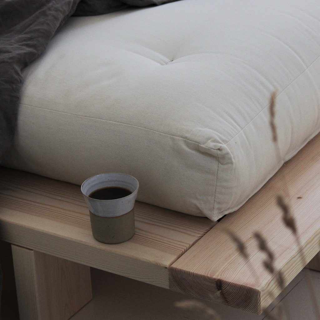 Japan sänkyrunko, käsittelemätön. Kuvassa myös luonnonvalkoinen futonpatja.