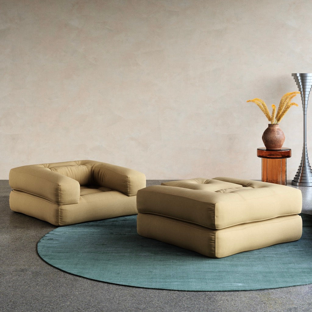 Kuvassa kaksi Cube vuodetuolia, kangas Wheat Beige.