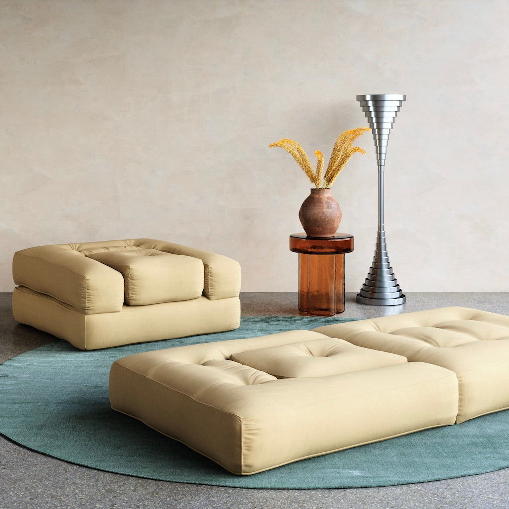 Kuvassa kaksi Cube vuodetuolia, kangas Wheat Beige.