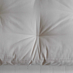 Luonnonvalkoinen Low Cocos futonpatja valmistetaan valkoisilla läpipistoilla.