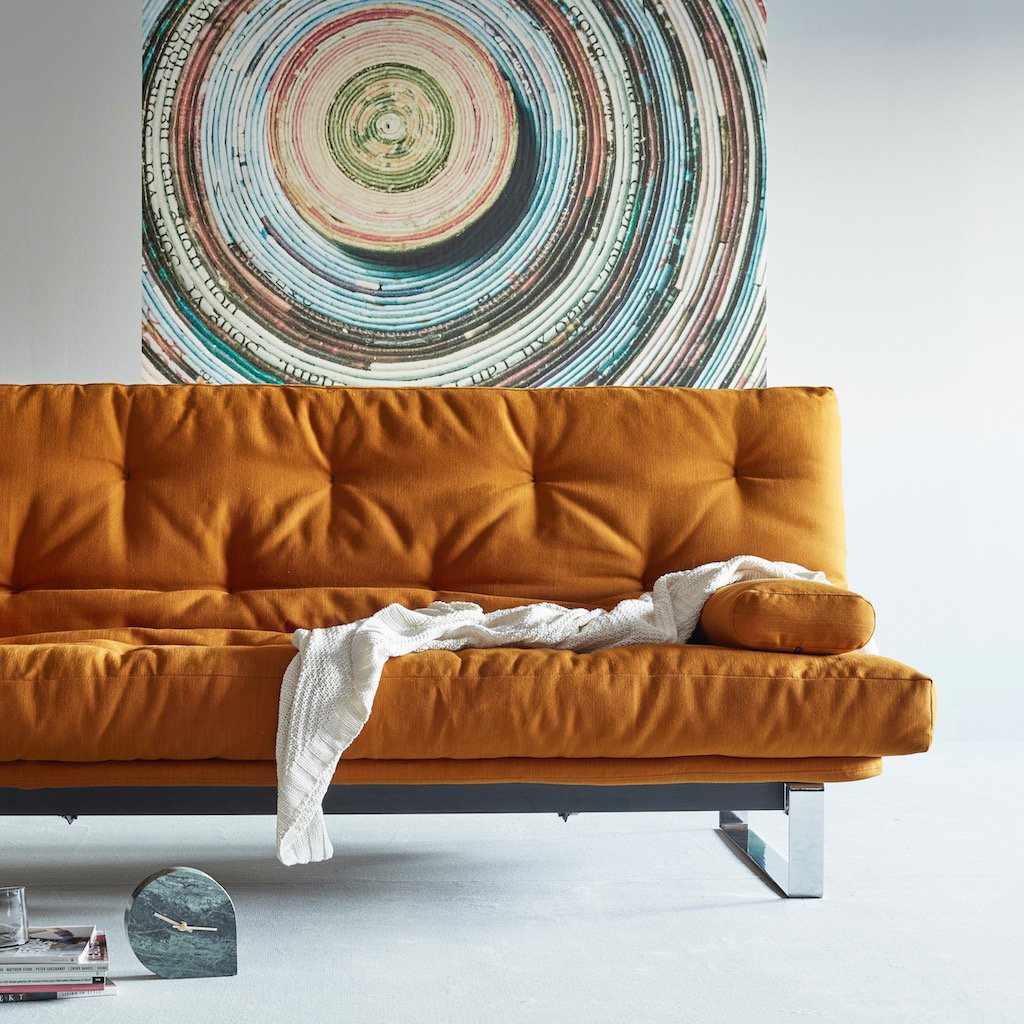 Minimum vuodesohva, kangas Elegance Burned Curry. Kuvassa myös Ellipse-tyyny.