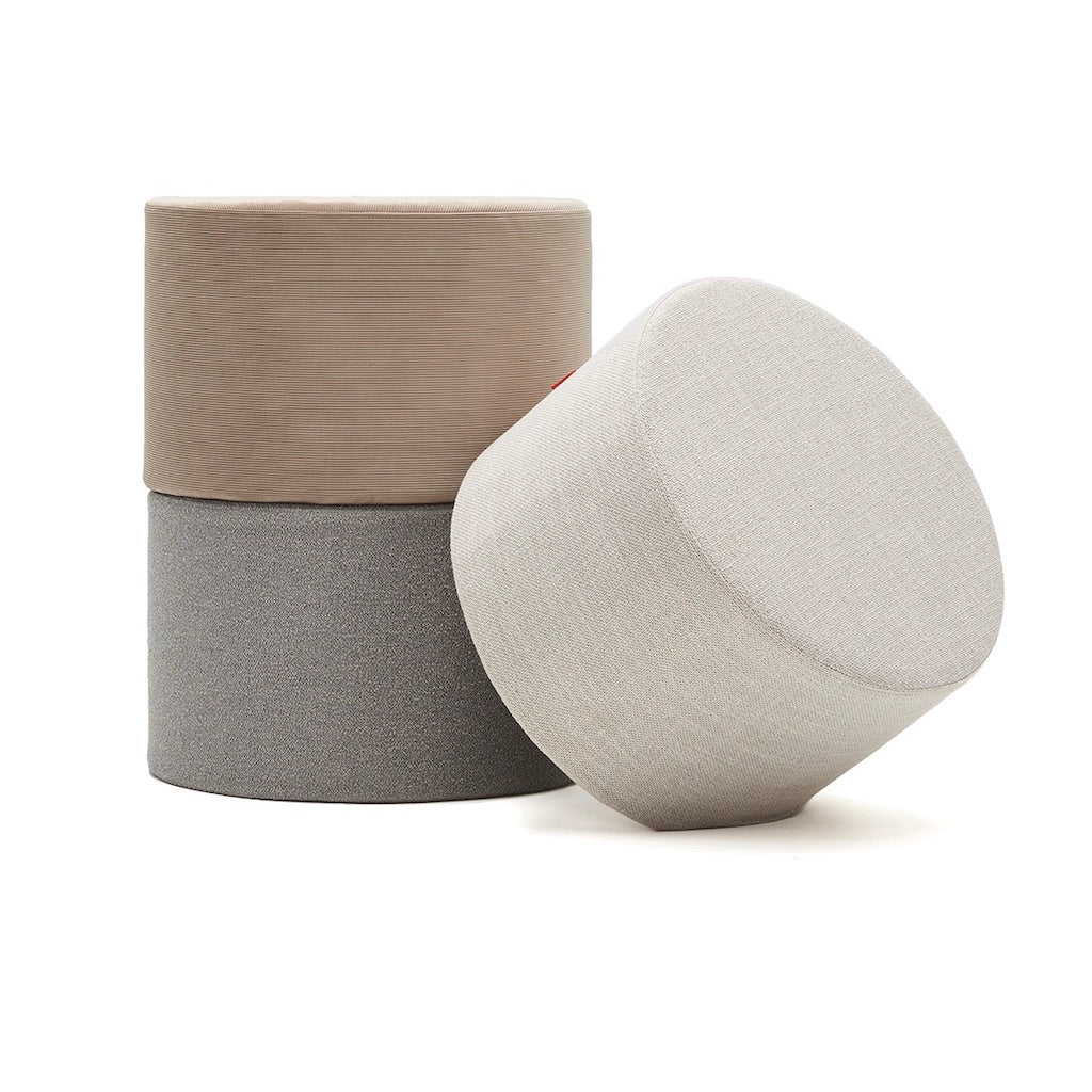 Pauke tuoli/rahi/pöytä ø62x40, kankaat Vivus Dusty Sand, Boucle Ash Grey ja Mixed Dance Natural.