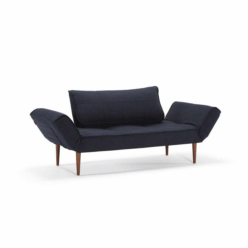 Zeal vuodesohva, jalat Styletto tumma, kangas Nist Blue.