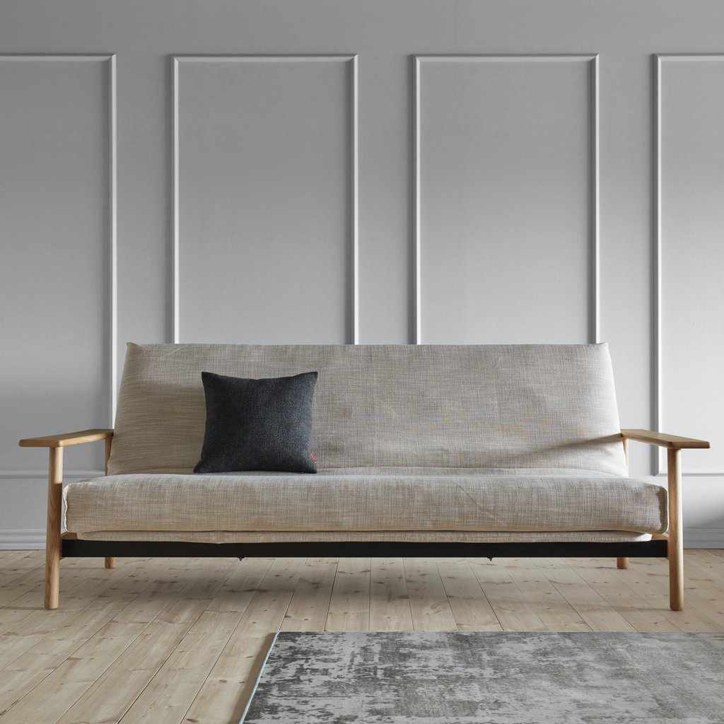 Balder vuodesohvapaketti, kangas Blida Sand Grey. Kuvassa myös erikseen tilattava Dapper-tyyny.