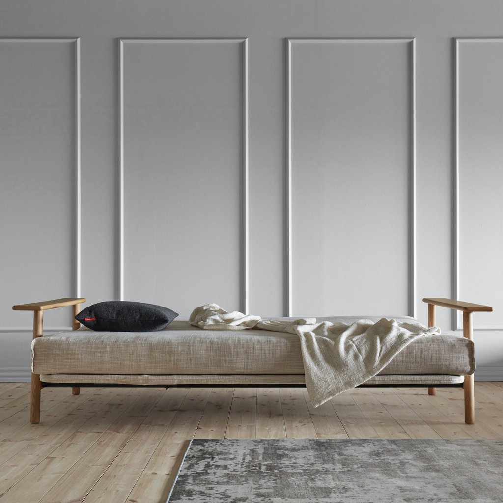 Balder vuodesohva, kangas Blida Sand Grey. Kuvassa myös erikseen tilattavat rungon istuinosan suojus ja Dapper tyyny.