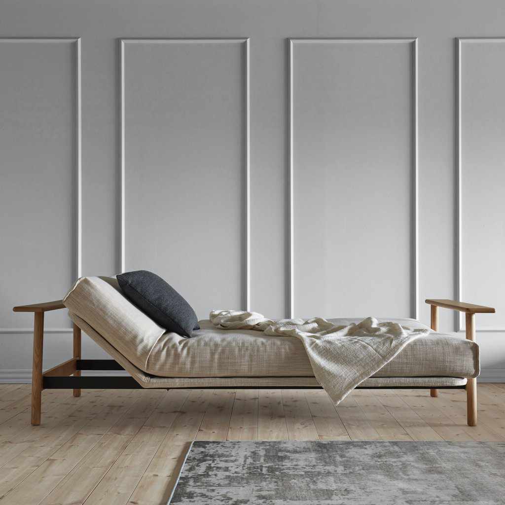 Balder vuodesohvapaketti, kangas Blida Sand Grey. Kuvassa myös erikseen tilattava Dapper-tyyny.