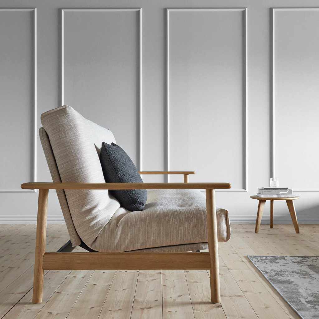 Balder vuodesohva, kangas Blida Sand Grey. Kuvassa myös erikseen tilattavat rungon istuinosan suojus, Dapper tyyny ja Nordic pöytä.