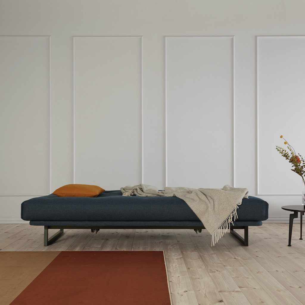 Fraction vuodesohva, kangas Mixed Dance Blue. Kuvassa myös rungon istuinosan suojus ja Dapper-tyyny.