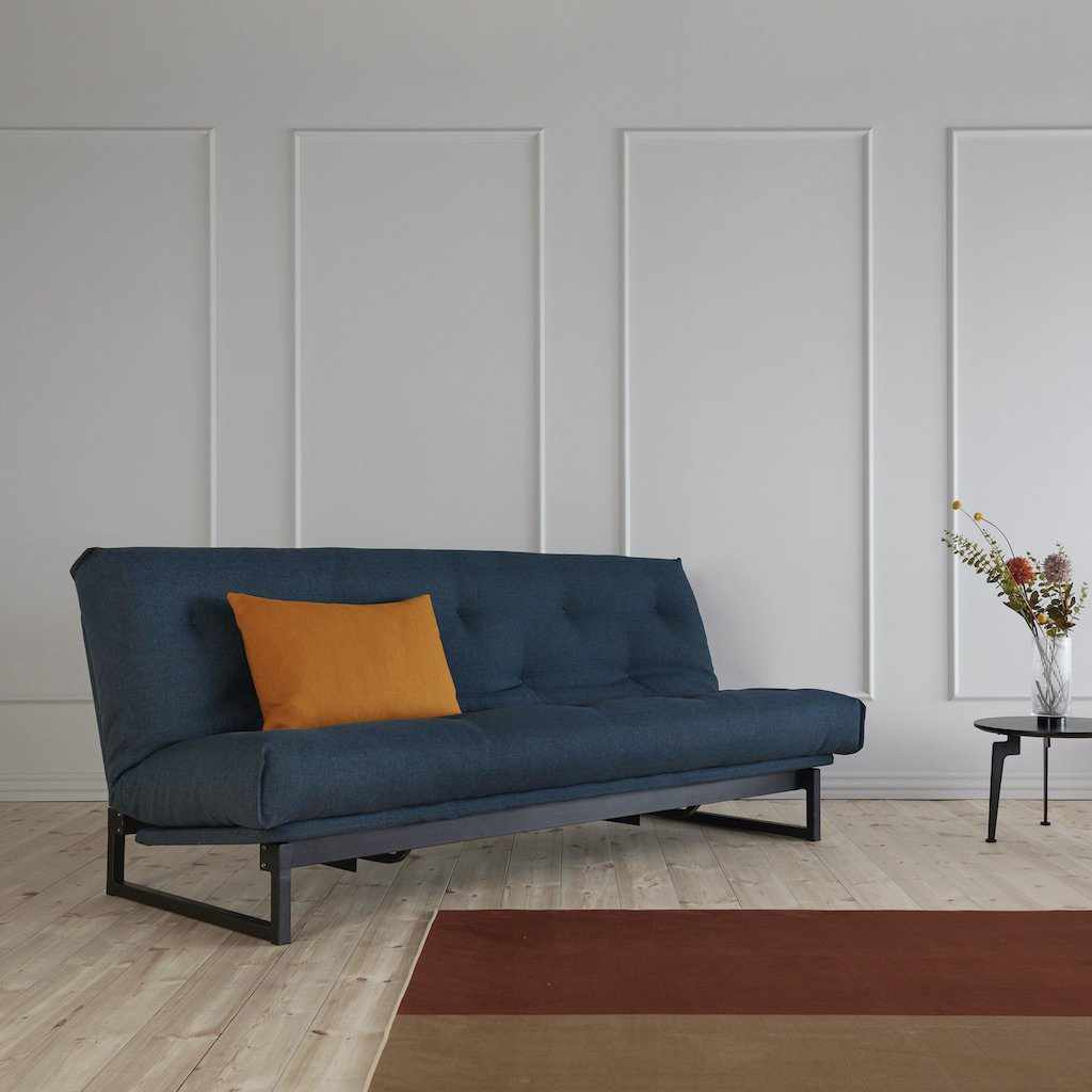 Fraction vuodesohva, kangas Mixed Dance Blue. Kuvassa myös rungon istuinosan suojus ja Dapper-tyyny.