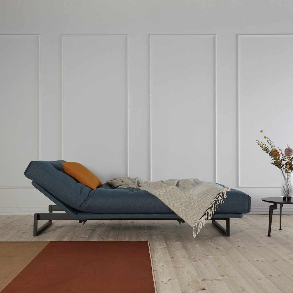 Fraction vuodesohva, kangas Mixed Dance Blue. Kuvassa myös rungon istuinosan suojus ja Dapper-tyyny.