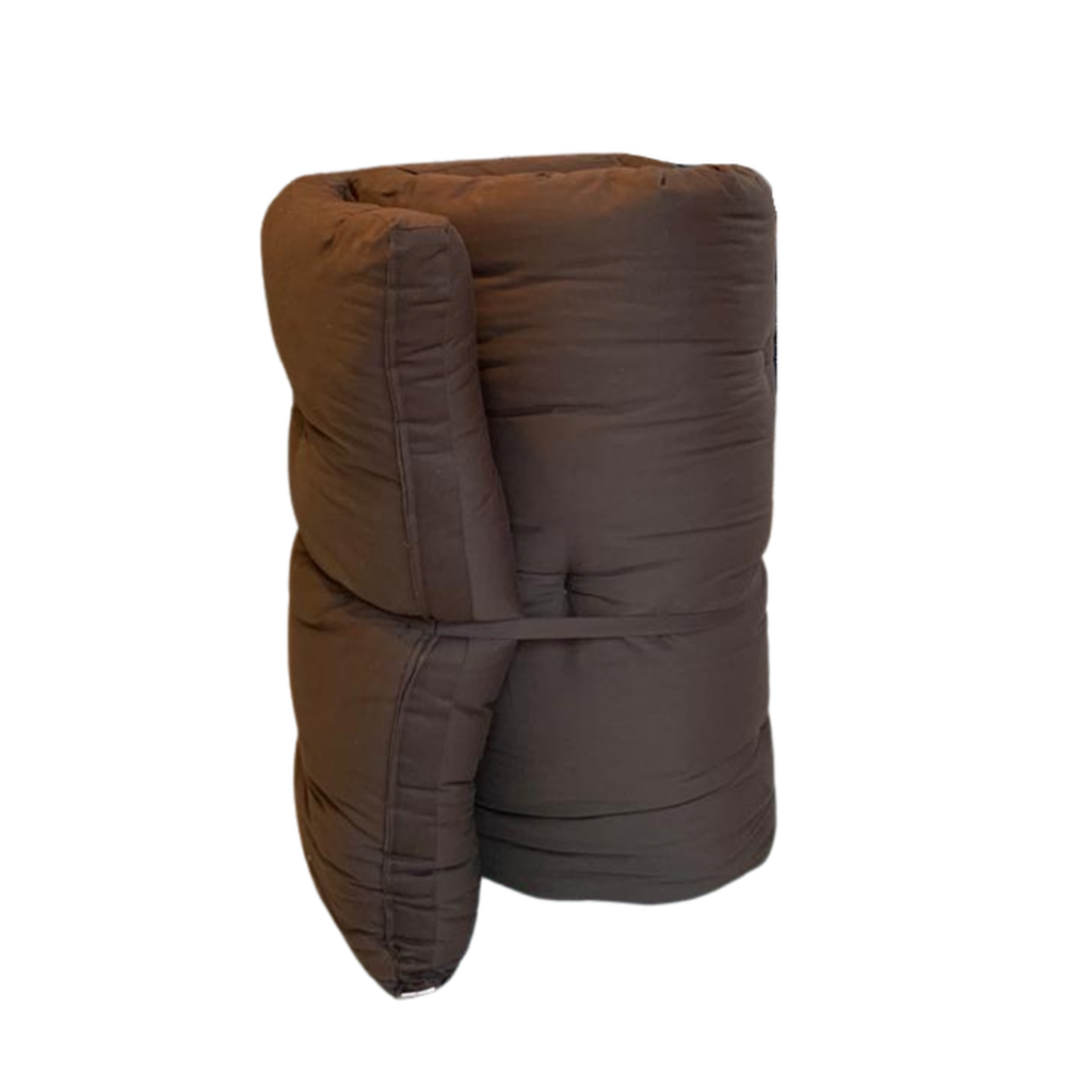 Camping futon, kangas Tummanruskea. Kiinni olevilla nauhoilla saa Camping futonin sidottua rullalle.
