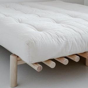 Luxus futonpatja, kangas Luonnonvalkoinen. Kuvassa myös Pace sänkyrunko.
