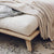 Kuvassa luonnonvalkoinen futonpatja sekä Senza sänkyrunko.