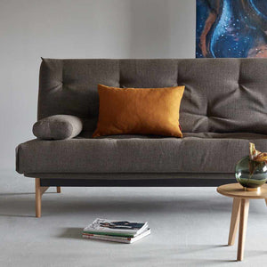 Dapper tyyny 40 x 60 cm. Kuvassa myös Ellipse-tyyny, Nordic-pöytä ja Aslak-vuodesohva.