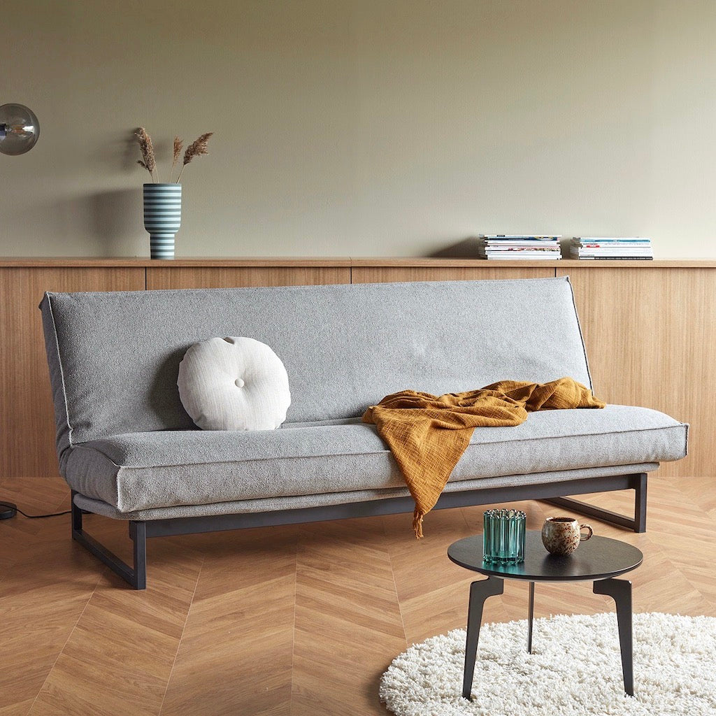 Fraction vuodesohvapaketti, kangas Boucle Ash Grey. (Kuvassa patjan irtopäällinen on Sharp Plus -malli.)