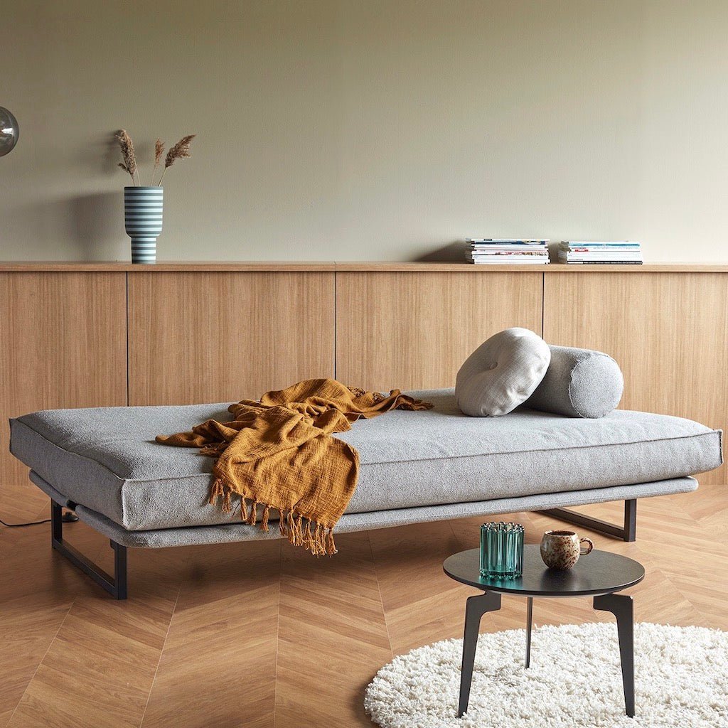 Fraction vuodesohvapaketti, kangas Boucle Ash Grey. Kuvassa myös Roll putkityyny. (Kuvassa patjan irtopäällinen on Sharp Plus -malli.)