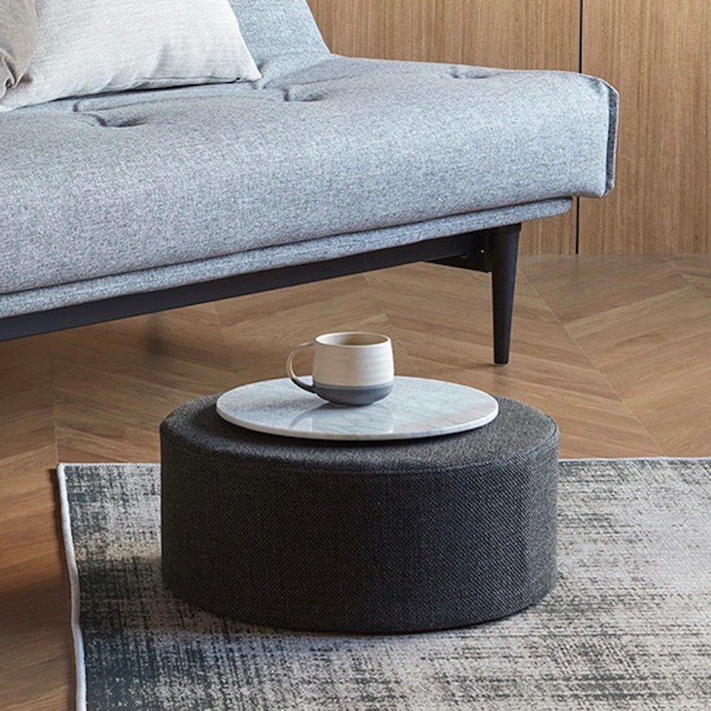 Pauke tuoli/rahi/pöytä ø50x20. Kuvassa myös Colpus-vuodesohva sekä Circle ja Dapper -tyyny.