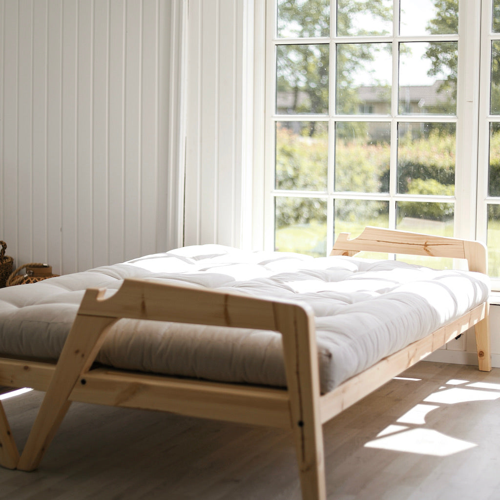 Grab vuodesohva, runko luonnonvärilakattu, patja Beige.