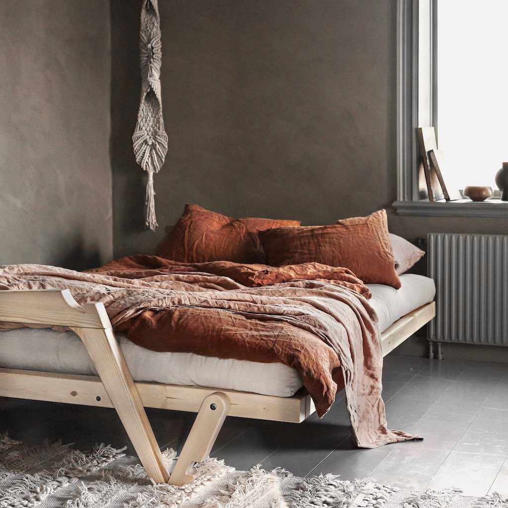 Grab vuodesohva, runko luonnonvärilakattu, patja Beige.