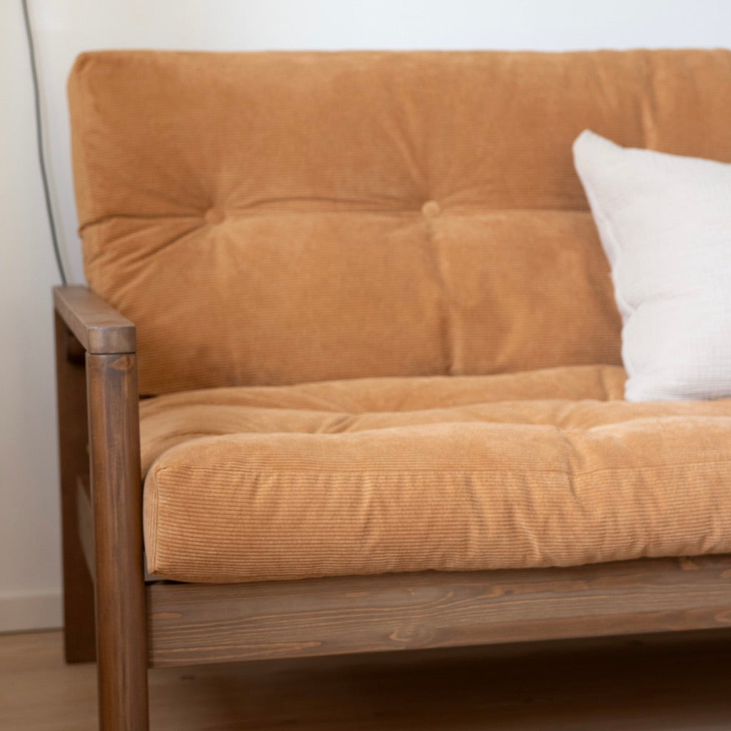 Knob vuodesohva, runko luonnonvärinen, kangas Fudge Brown.