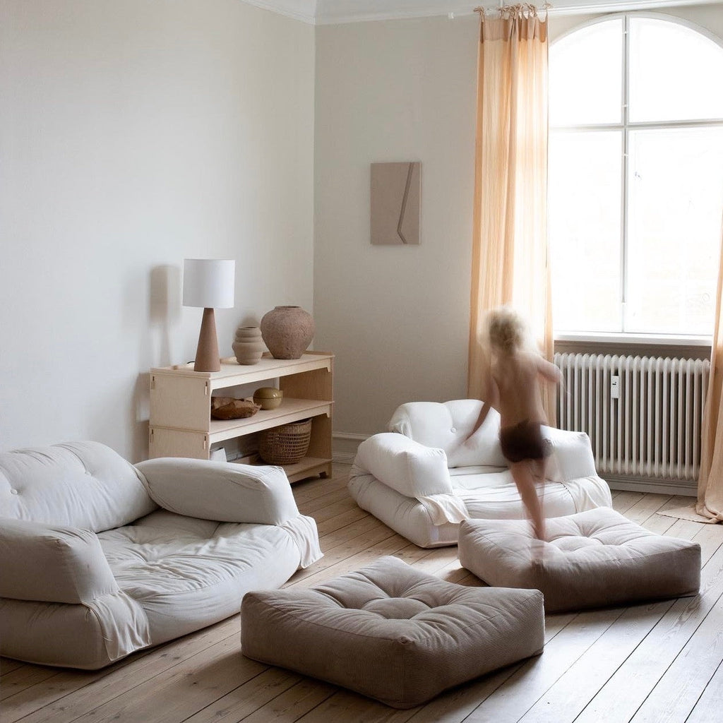 Kaksi More Poufia, kangas Ivory. Kuvassa myös Hippo vuodesohva ja -vuodetuoli.