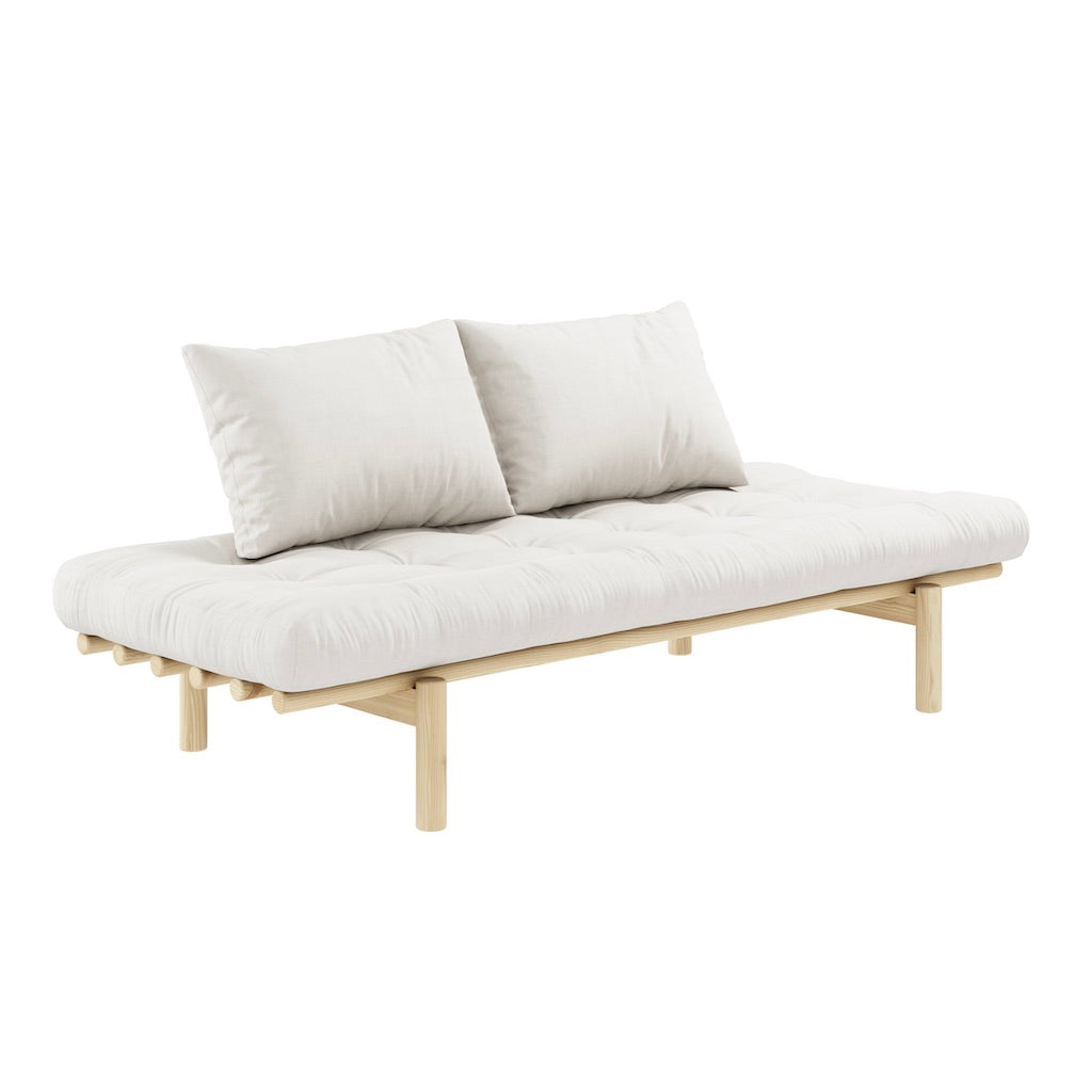 Kabal irtopäällinen Pace Daybed vuodesohvalle sisältää irtopäällisen patjalle sekä tyynynpäälliset kahdelle tyynylle.