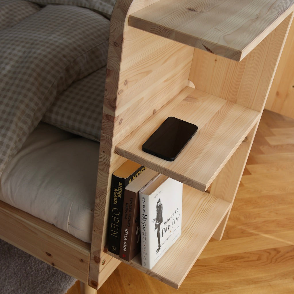 Päädyn takaa löytyy kiinteä hylly. Kuvassa luonnonvärinen runko.