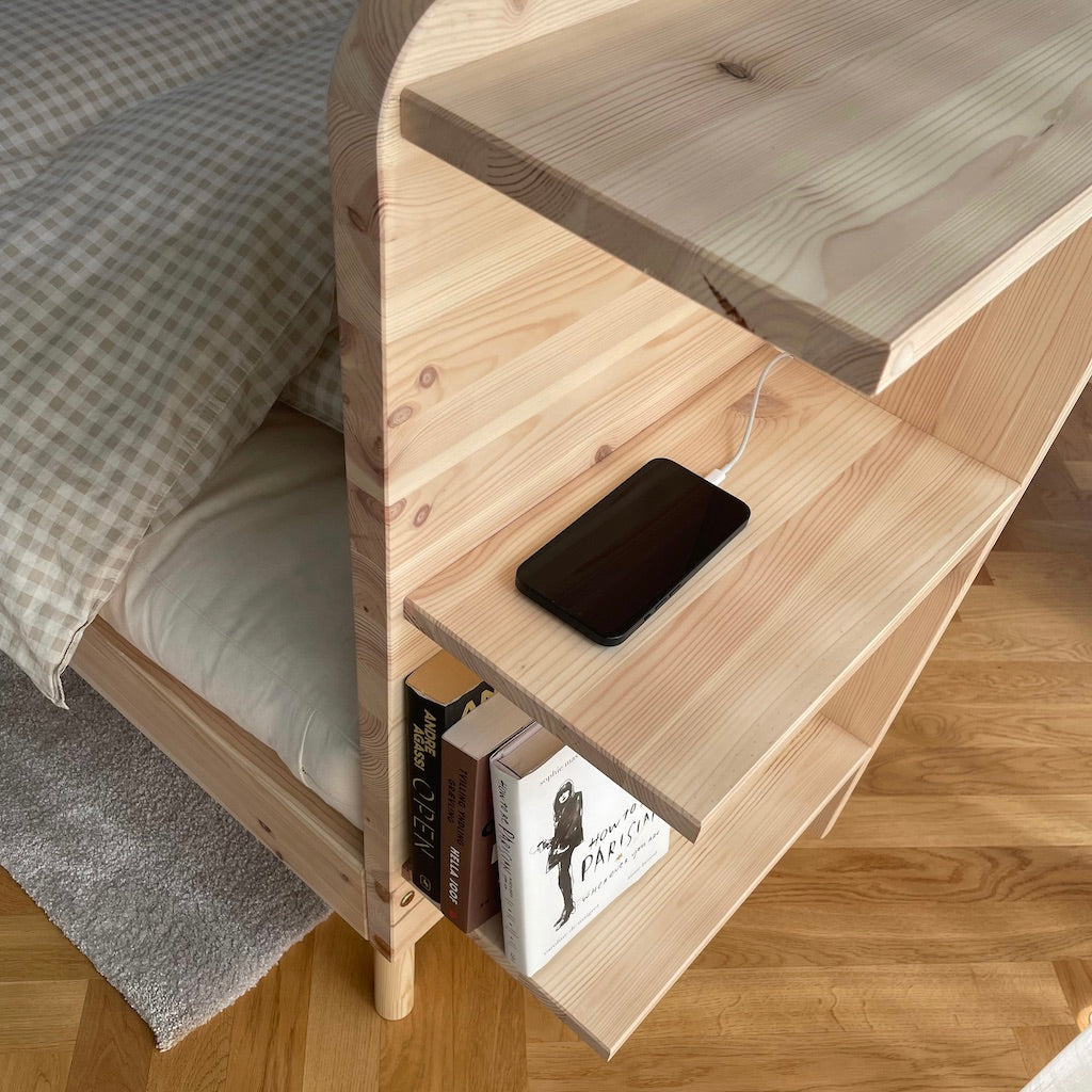 Päädyn takaa löytyy kiinteä hylly. Kuvassa luonnonvärinen runko.