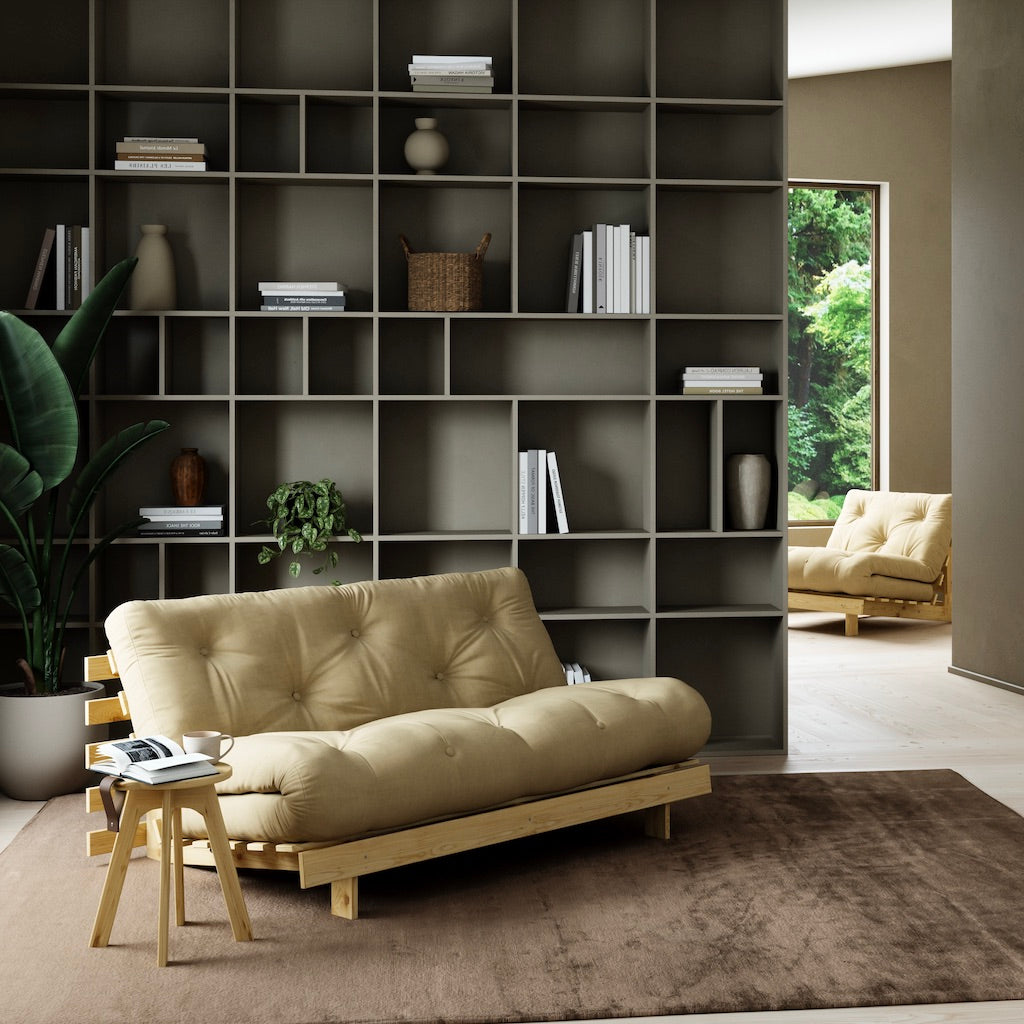 Roots 160 vuodesohva, runko käsittelemätön, kangas Wheat Beige. Taustalla Roots 90 vuodetuoli samoissa väreissä.