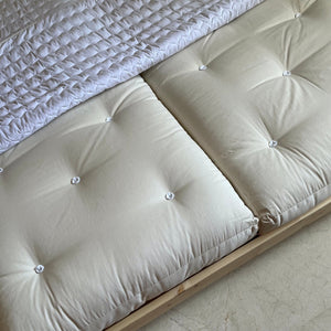 Sänkypaketti sisältää kaksi erillistä futonpatjaa.