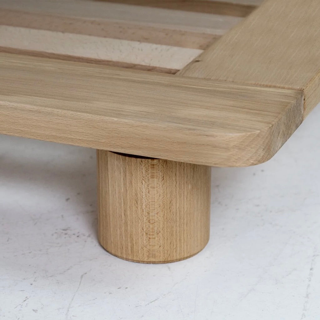 Cone sänkyrunko. Kuvassa öljytty malli. Käsittelemätön on hieman vaaleampi kuin tämä öljytty.