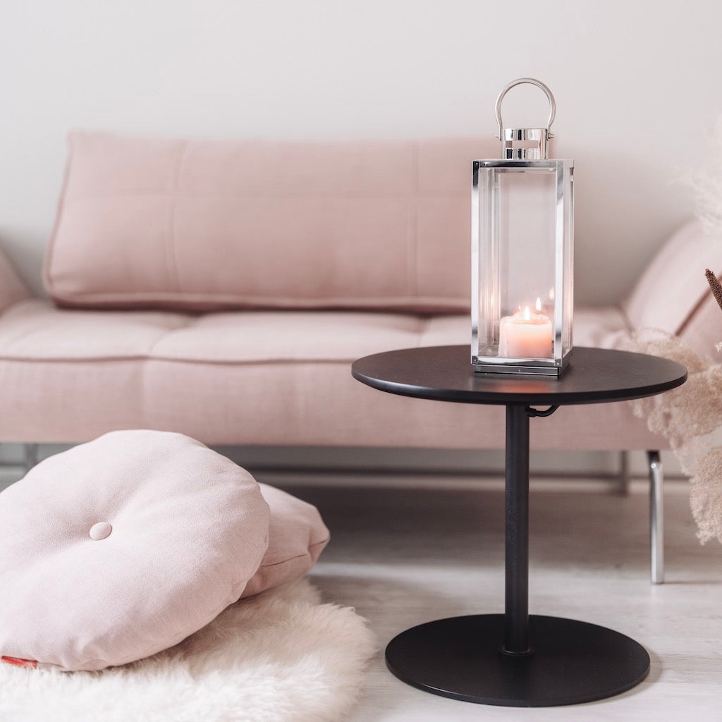 Zeal vuodesohva (kangas ei enää valikoimassa). Kuvassa myös Kiffa pöytä.